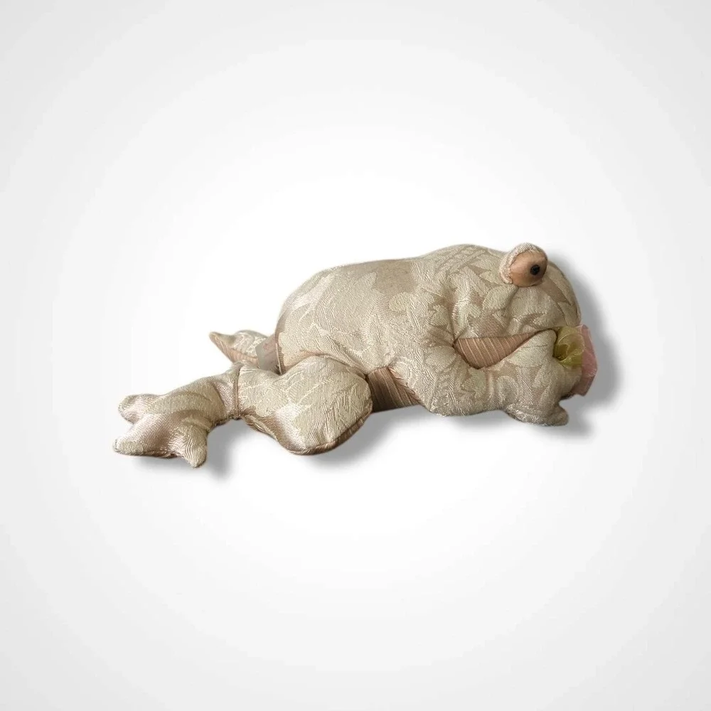Russ Berrie Reflections on Living Fiona Frog Plush Stuffed Weighted Rose‎ Decor